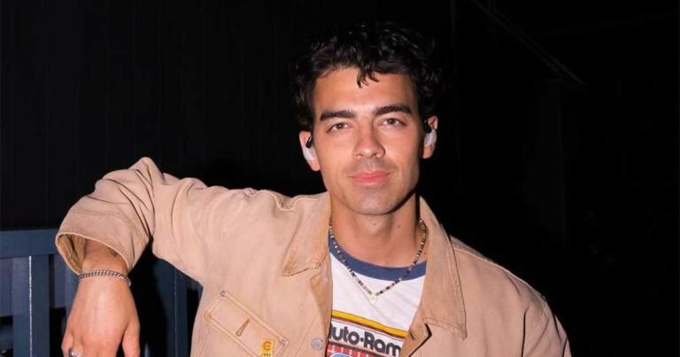 Joe jonas goes ringless at jonas brothers vegas show.