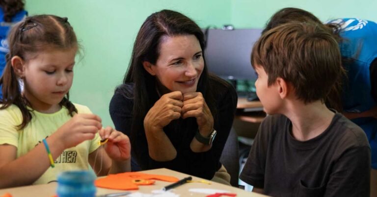 Kristin davis of sex and the city fame emotionally touched by ukrainian refugees describes their challenging ordeal.